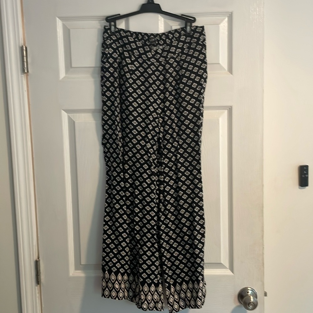 LOFT Black and White Patterned capris